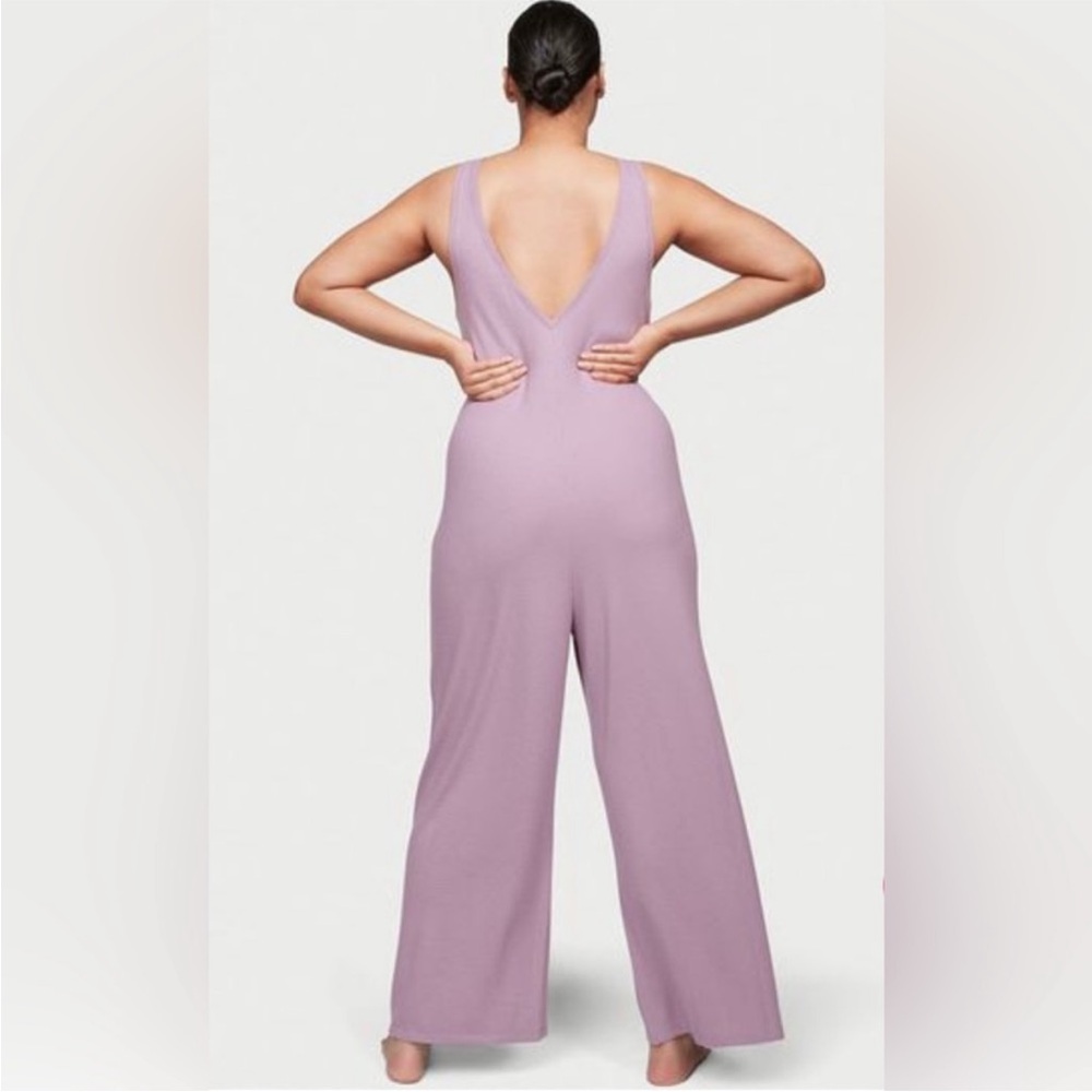 Victoria’s Secret Lavender Purple V-Neck Sleeveless Wide Leg Jumpsuit EUC - Picture 3 of 5